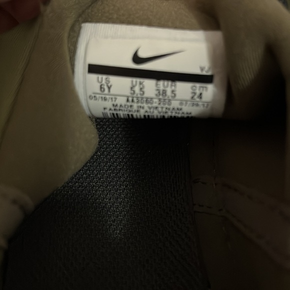 Nike shoes - Picture 9 of 12